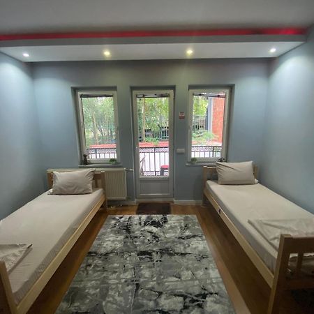 City Park Hostel พริสตีนา ภายนอก รูปภาพ