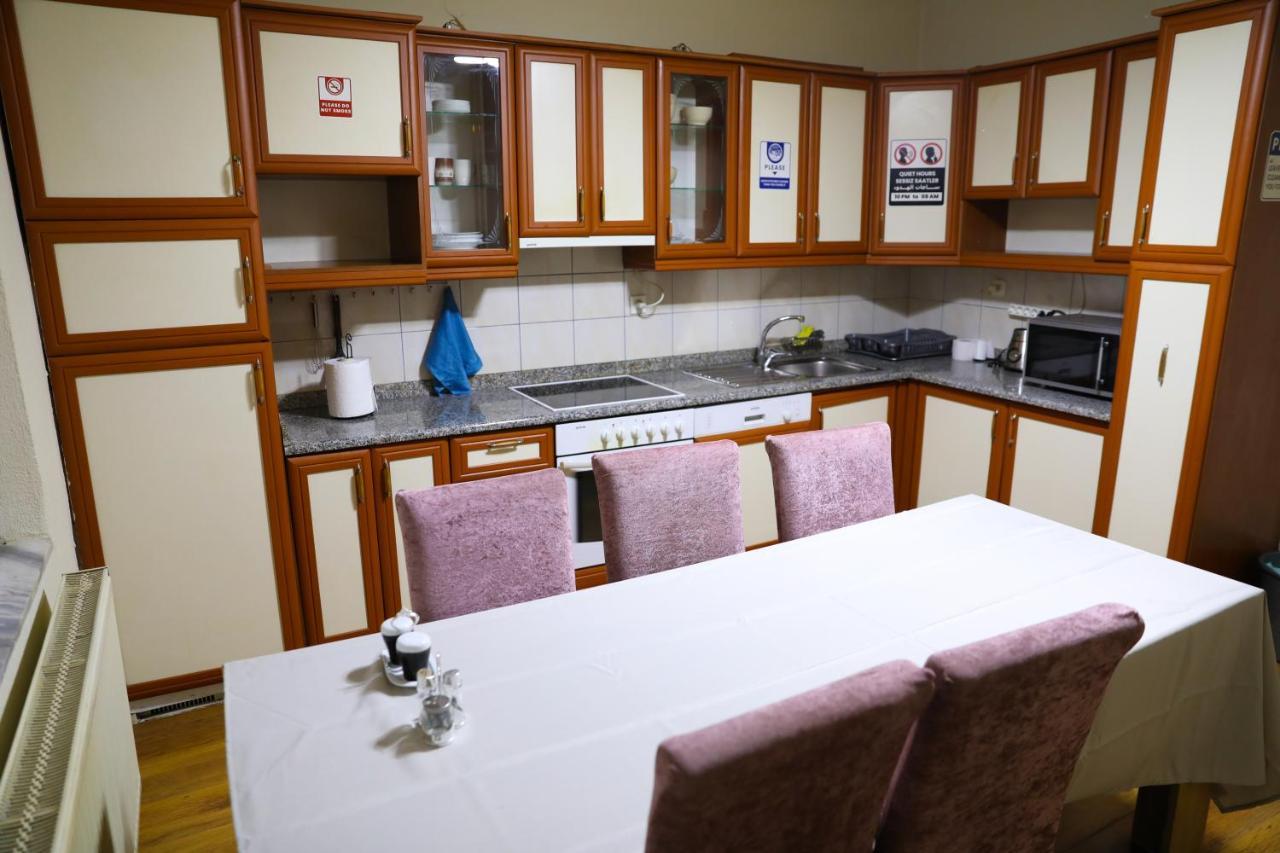 City Park Hostel พริสตีนา ภายนอก รูปภาพ