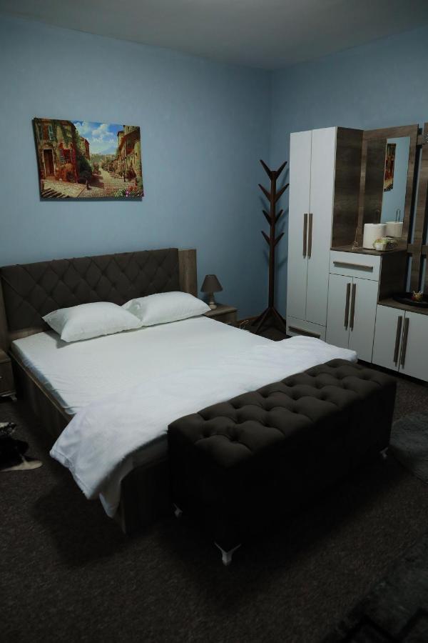 City Park Hostel พริสตีนา ภายนอก รูปภาพ