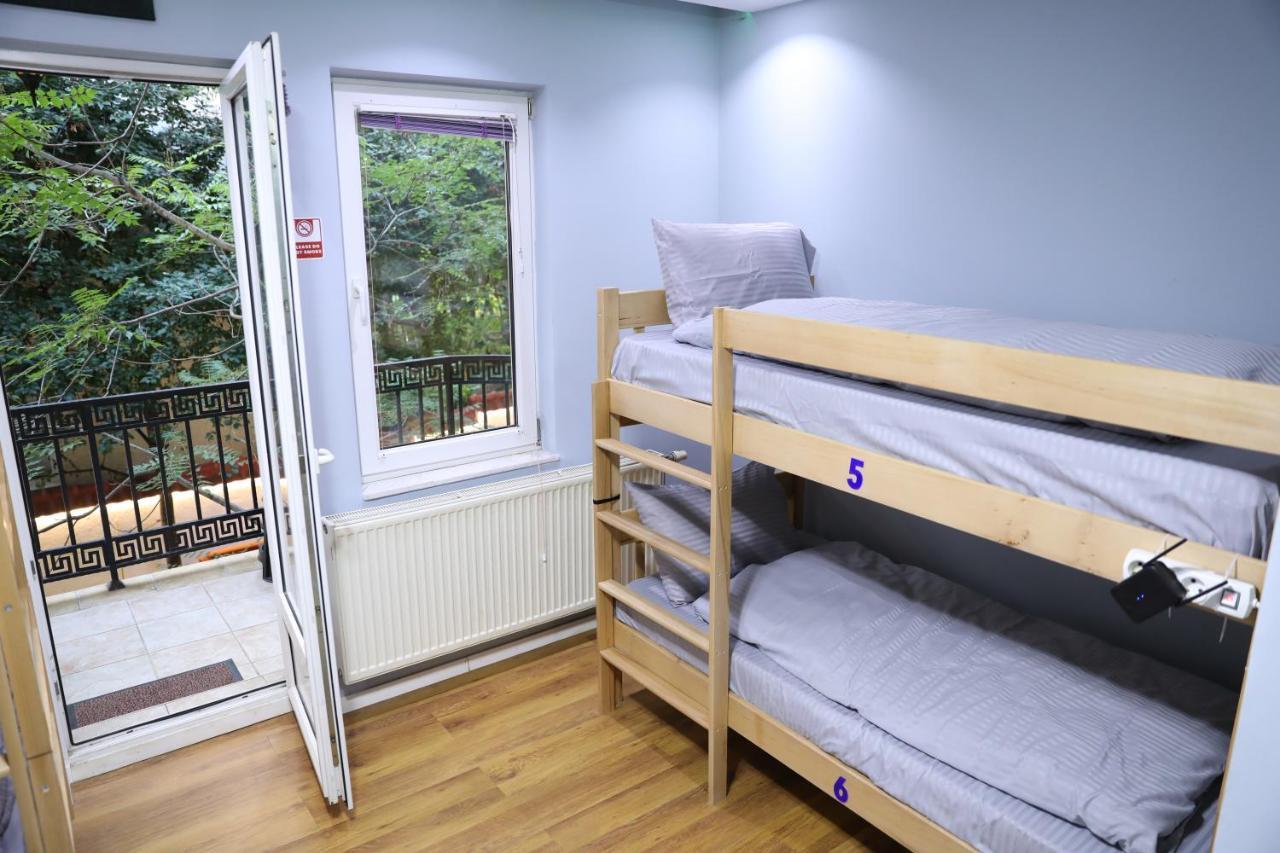 City Park Hostel พริสตีนา ภายนอก รูปภาพ