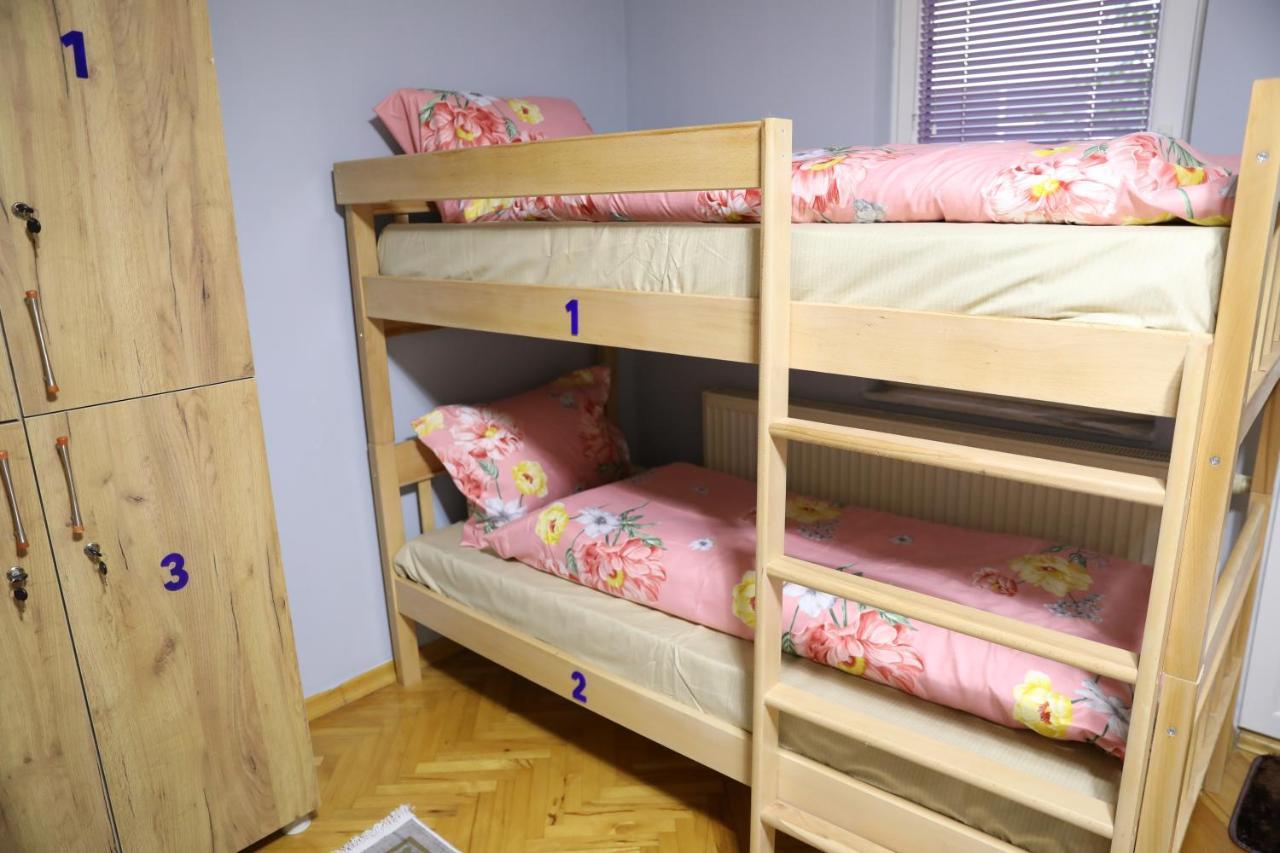 City Park Hostel พริสตีนา ภายนอก รูปภาพ