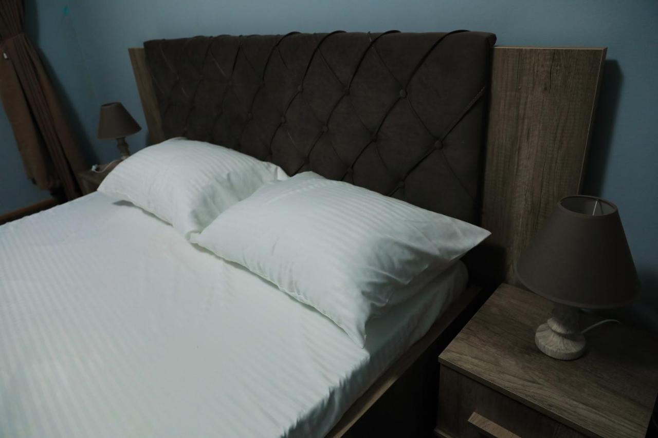 City Park Hostel พริสตีนา ภายนอก รูปภาพ