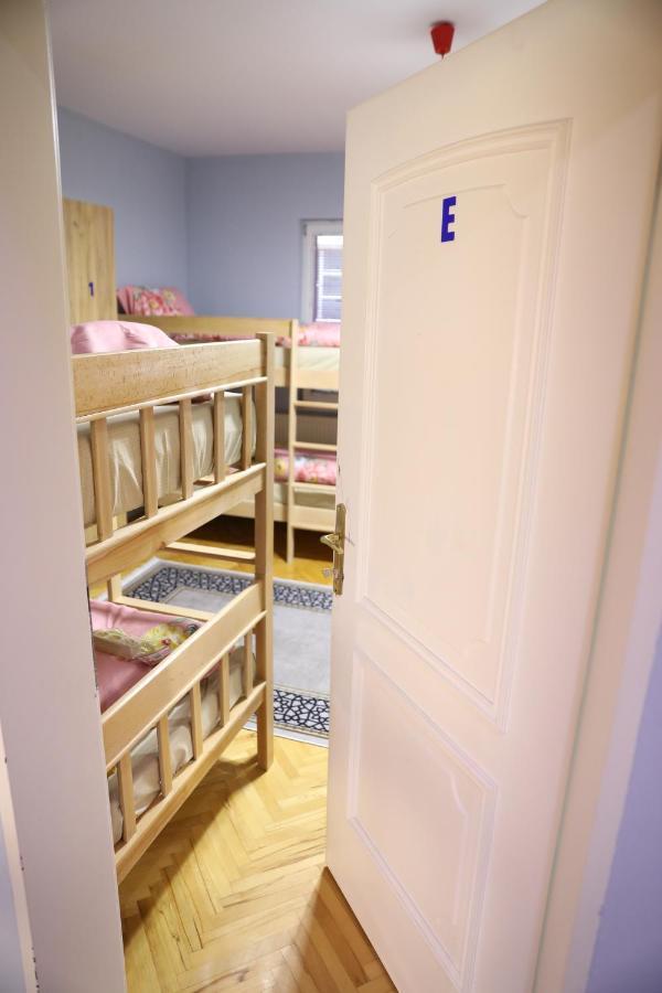 City Park Hostel พริสตีนา ภายนอก รูปภาพ