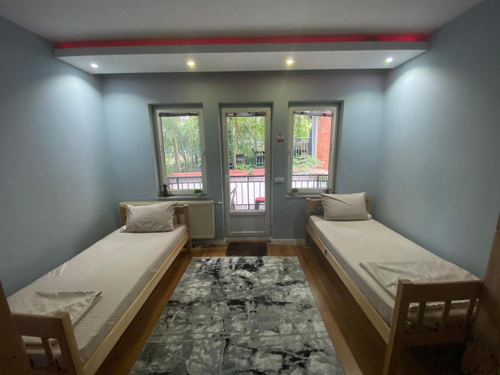 City Park Hostel พริสตีนา ภายนอก รูปภาพ