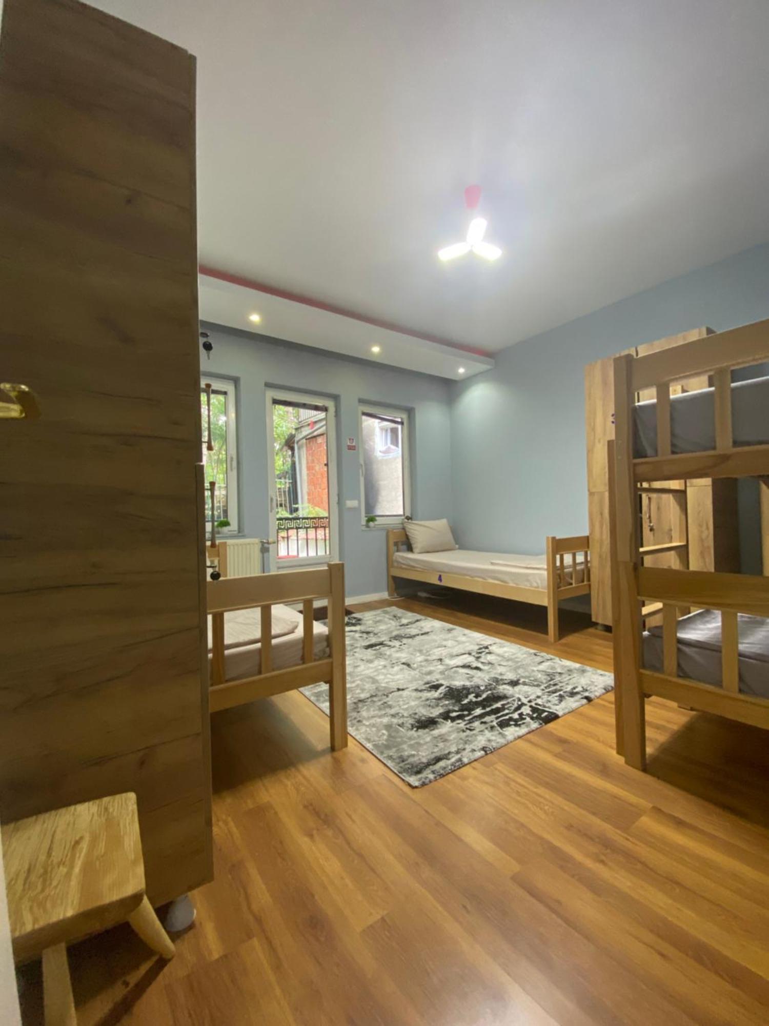 City Park Hostel พริสตีนา ภายนอก รูปภาพ